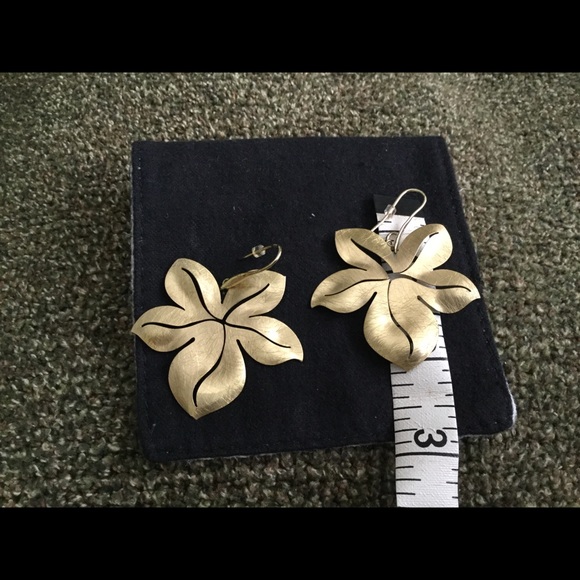 Gold tone earrings pierced - Picture 3 of 3